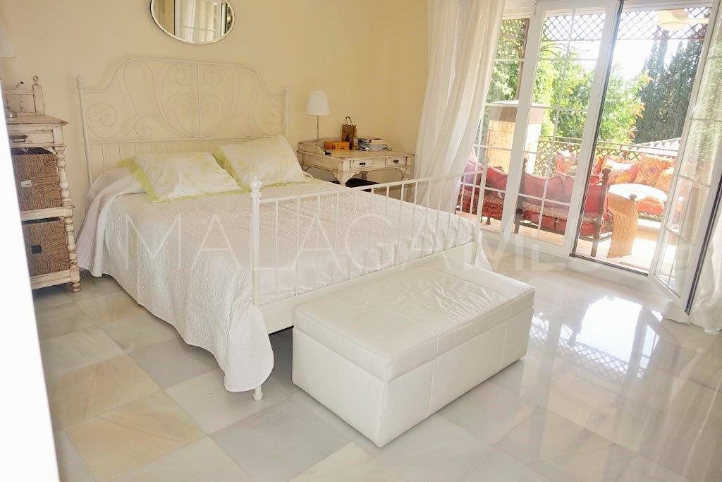 Villa for sale in Nueva Andalucia