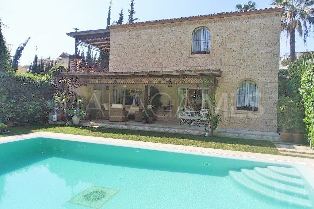 Villa for sale in Nueva Andalucia