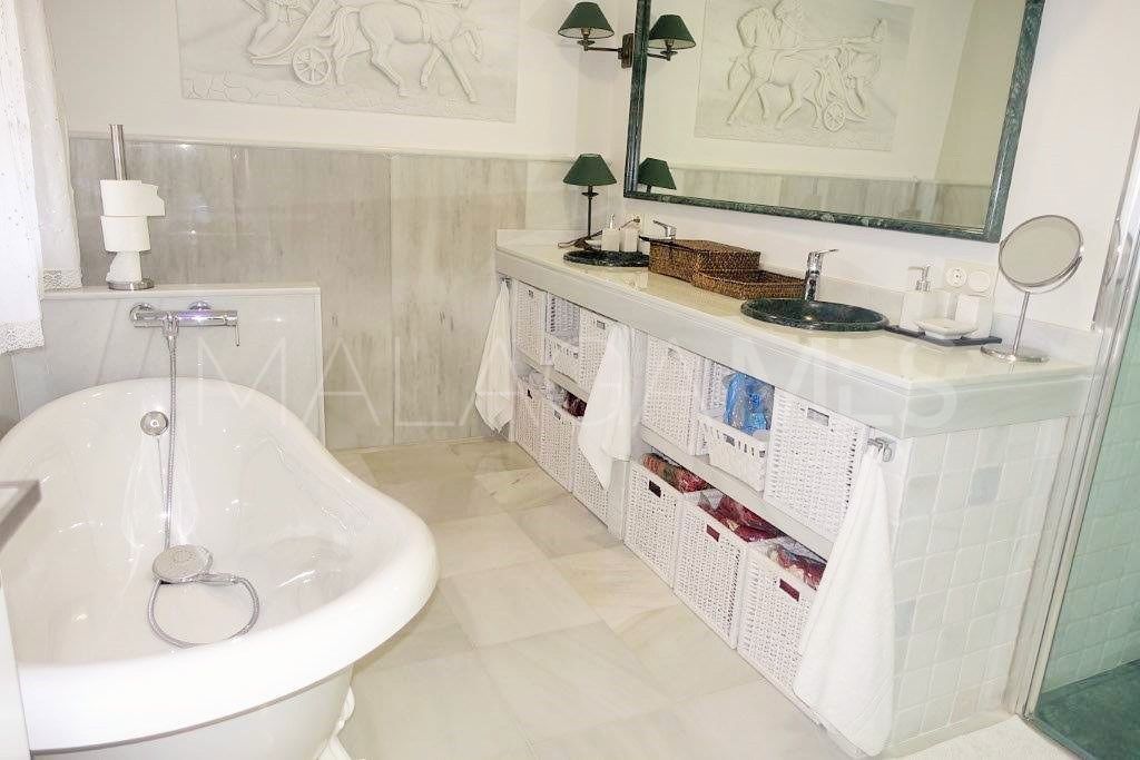 Villa for sale in Nueva Andalucia