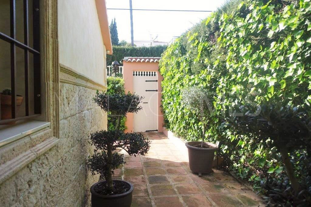 Villa for sale in Nueva Andalucia