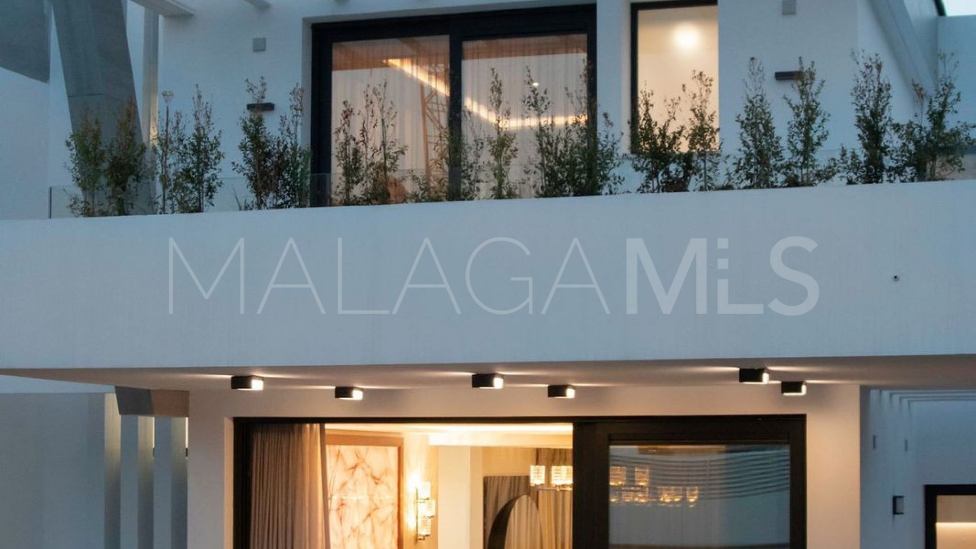 Buy villa with 6 bedrooms in Nueva Andalucia