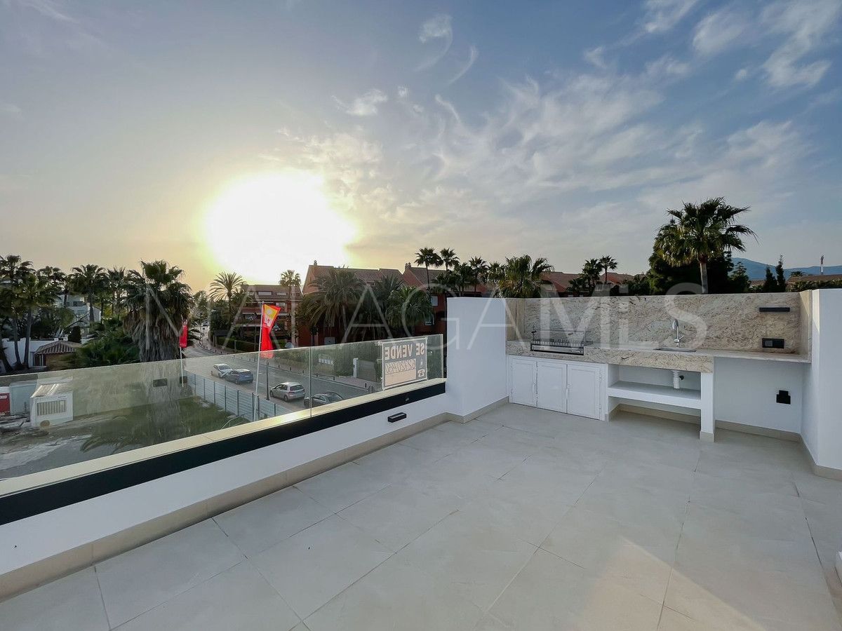 Buy villa with 6 bedrooms in Nueva Andalucia