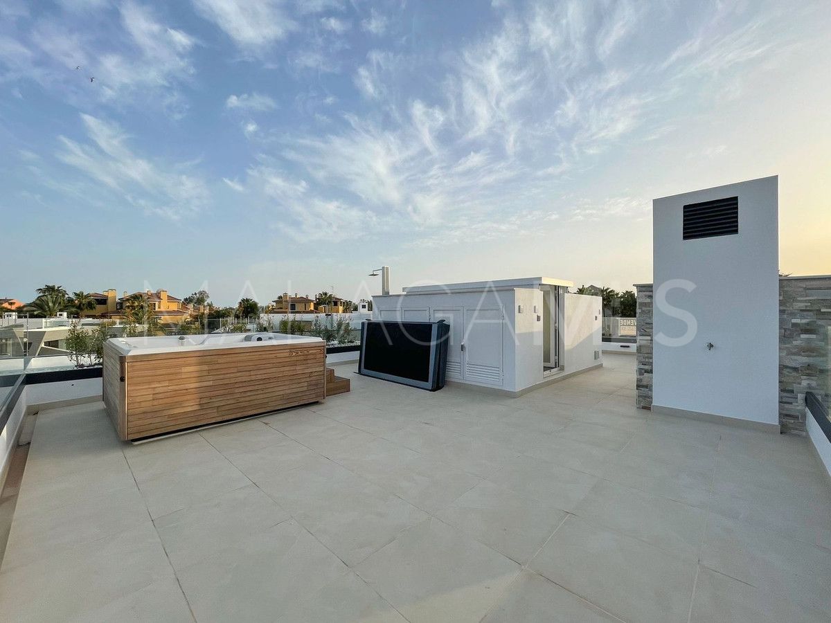 Buy villa with 6 bedrooms in Nueva Andalucia