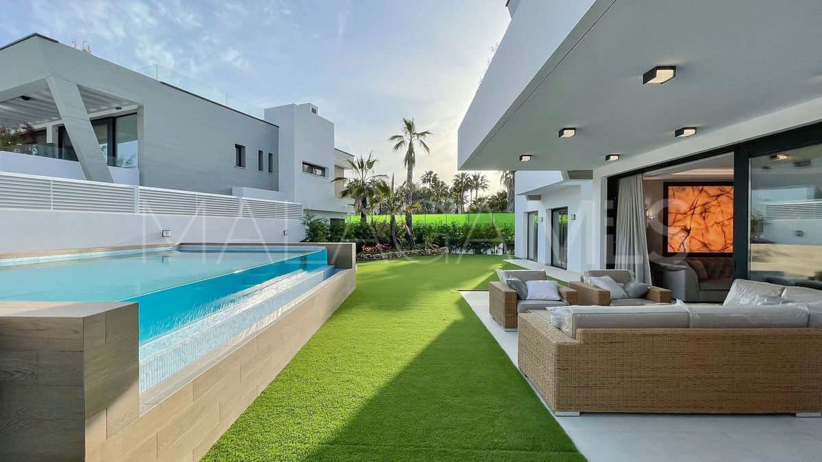 Buy villa with 6 bedrooms in Nueva Andalucia