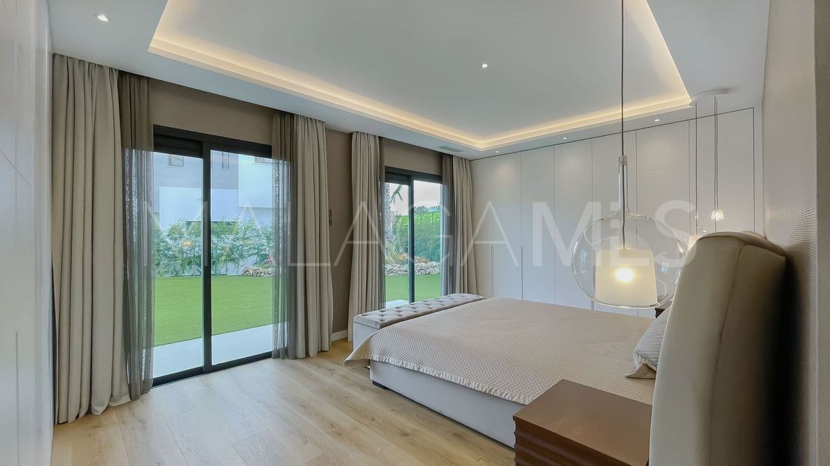 Buy villa with 6 bedrooms in Nueva Andalucia