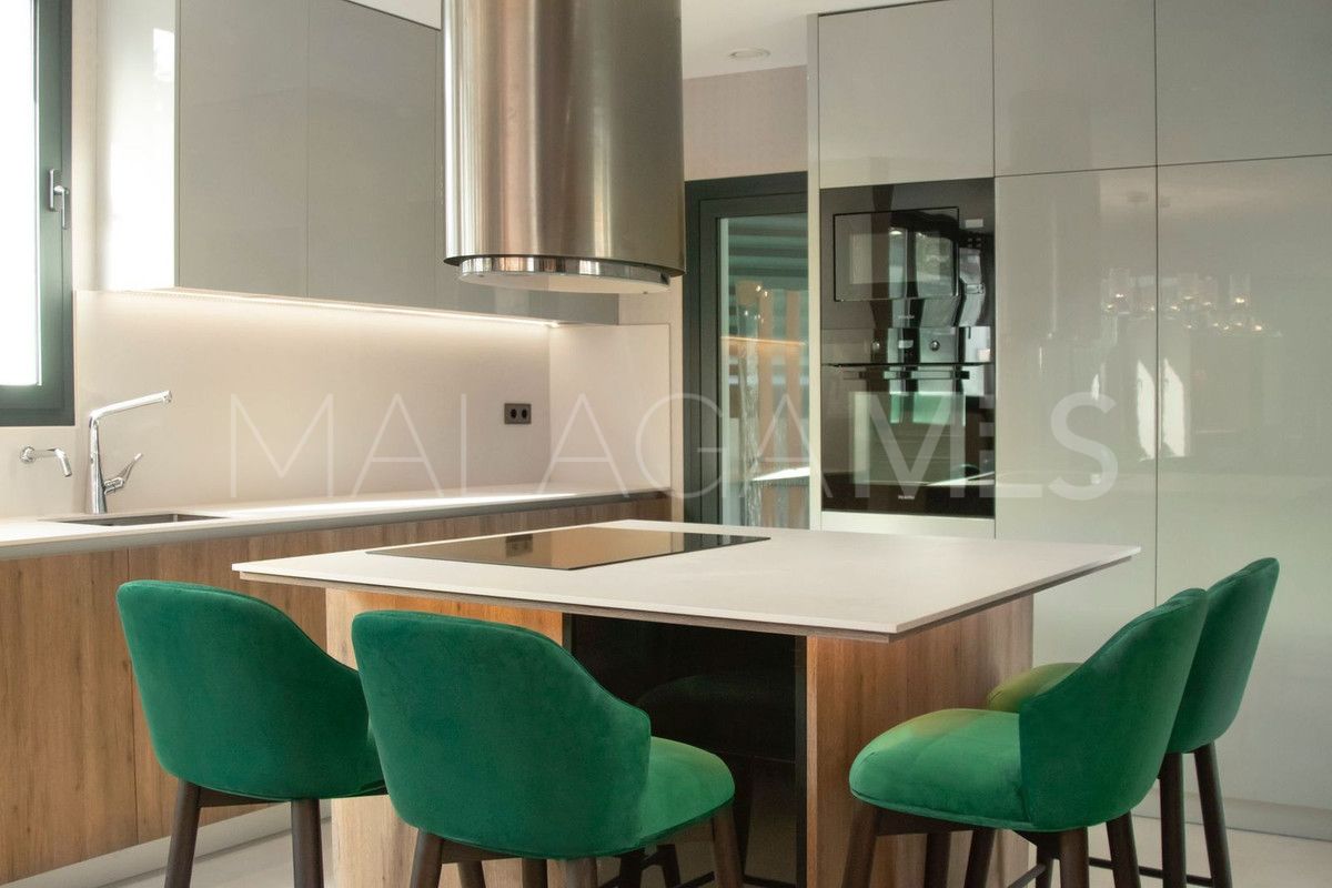Buy villa with 6 bedrooms in Nueva Andalucia