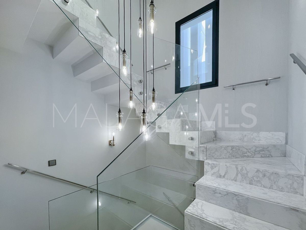 Buy villa with 6 bedrooms in Nueva Andalucia