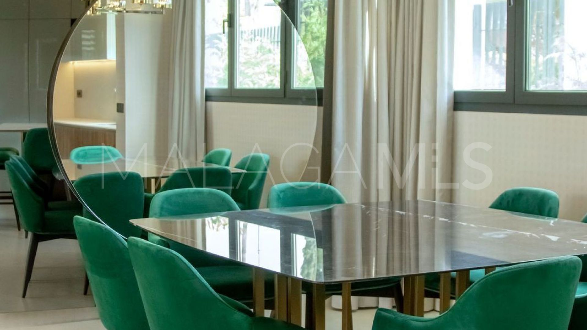 Buy villa with 6 bedrooms in Nueva Andalucia