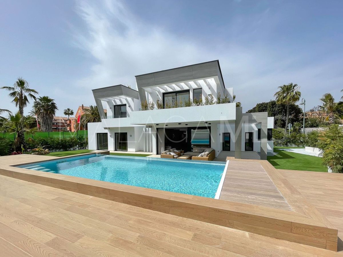 Buy villa with 6 bedrooms in Nueva Andalucia