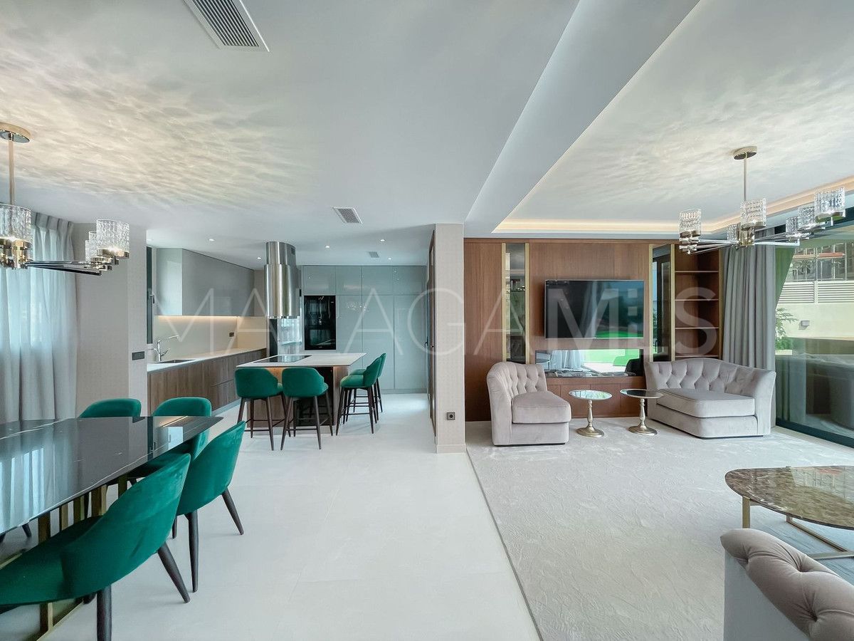 Buy villa with 6 bedrooms in Nueva Andalucia