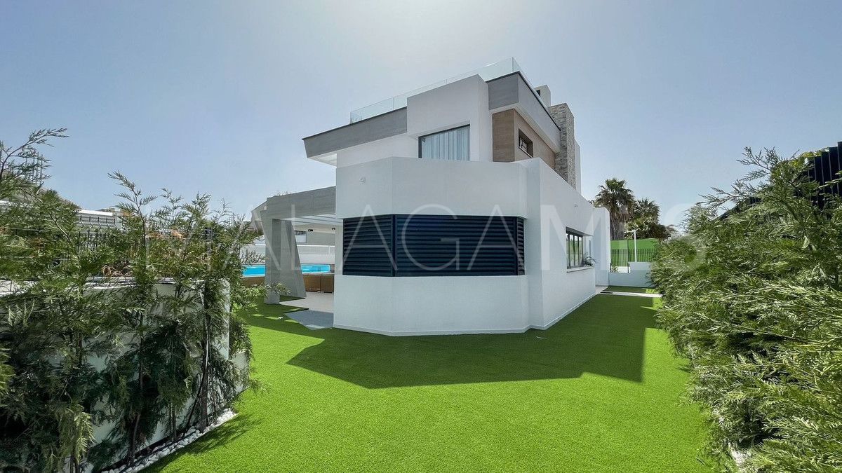 Buy villa with 6 bedrooms in Nueva Andalucia