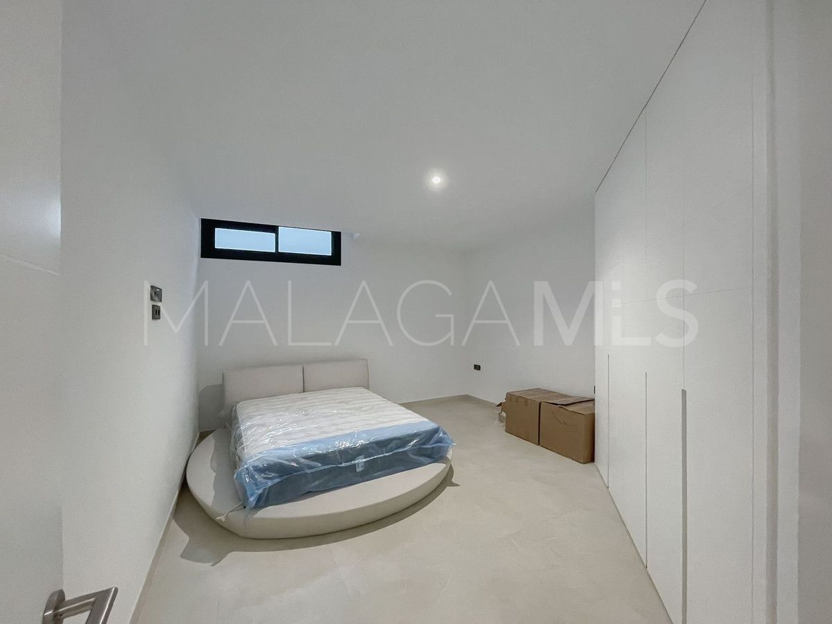 Buy villa with 6 bedrooms in Nueva Andalucia