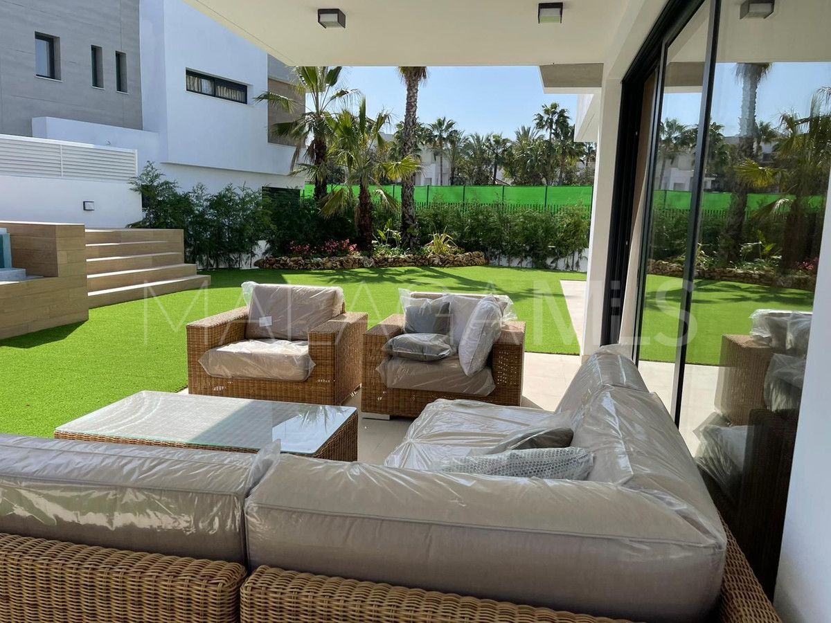 Buy villa with 6 bedrooms in Nueva Andalucia