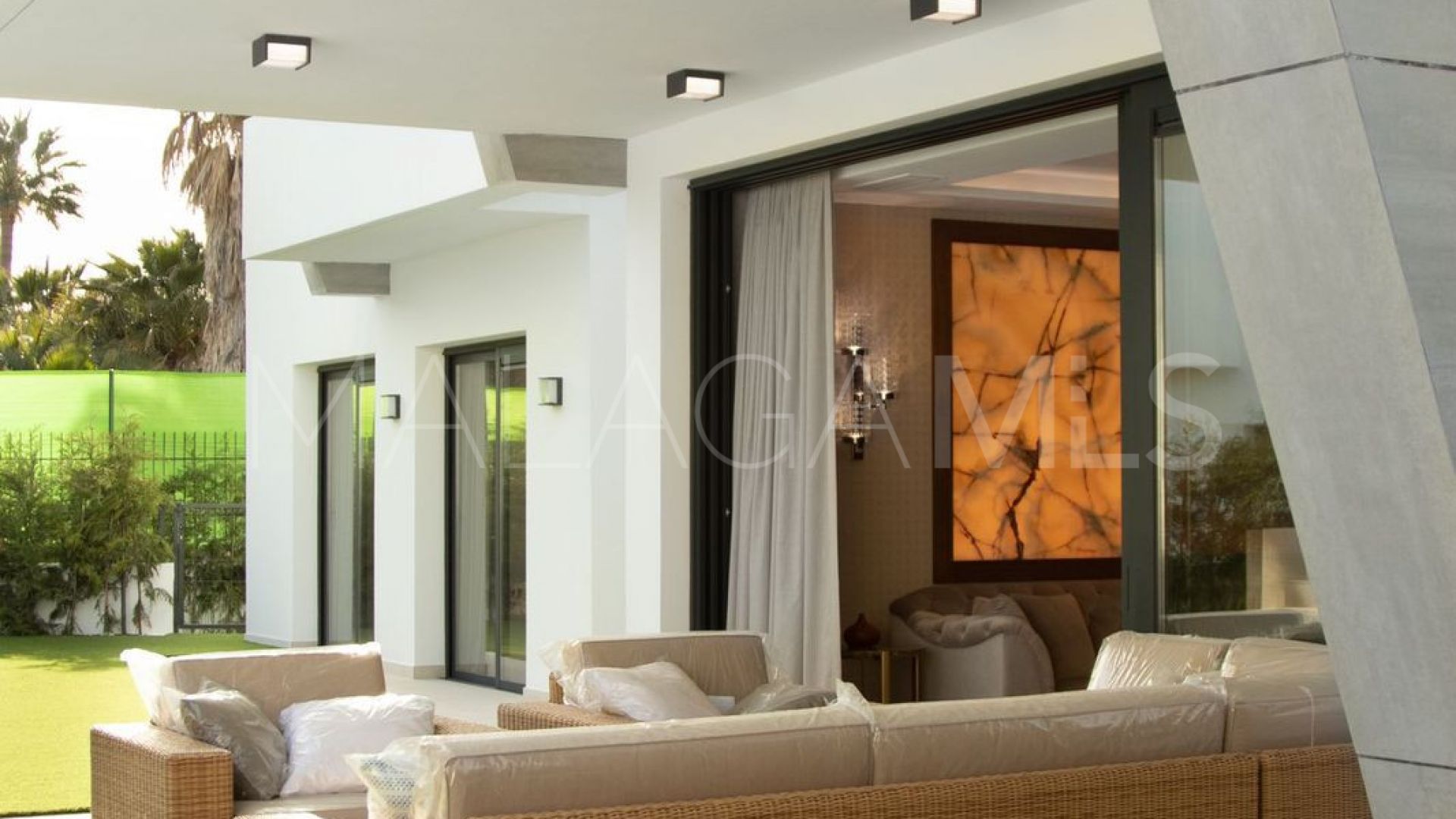 Buy villa with 6 bedrooms in Nueva Andalucia
