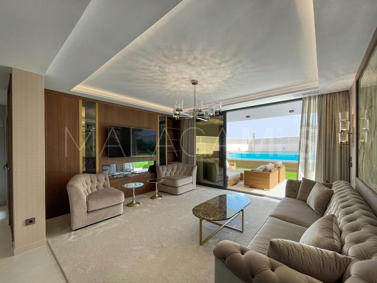 Buy villa with 6 bedrooms in Nueva Andalucia