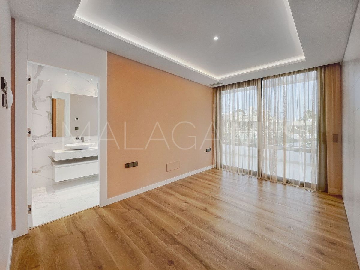 Buy villa with 6 bedrooms in Nueva Andalucia