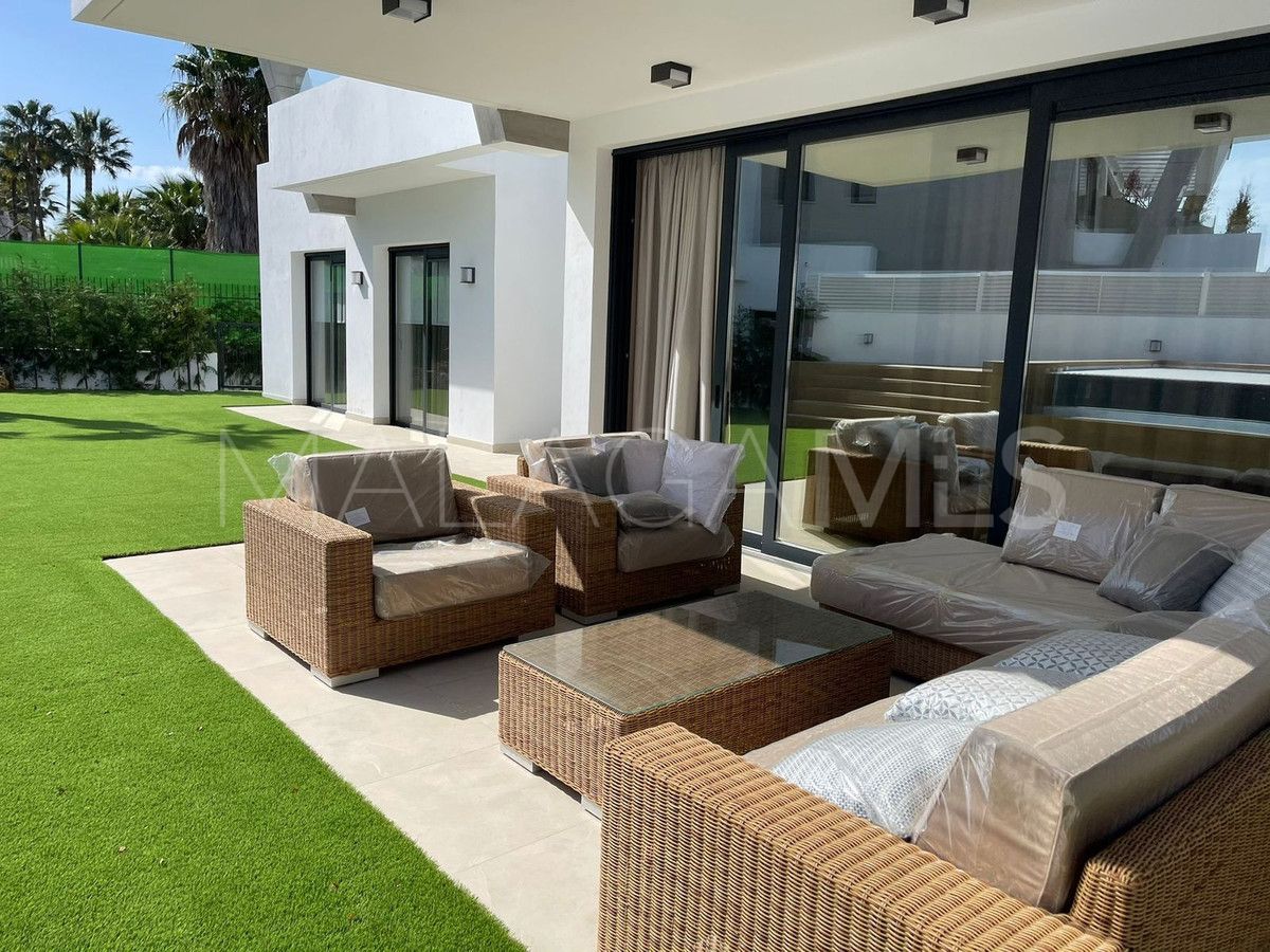 Buy villa with 6 bedrooms in Nueva Andalucia