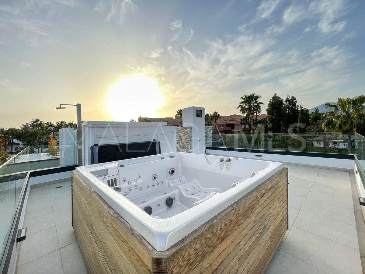 Buy villa with 6 bedrooms in Nueva Andalucia