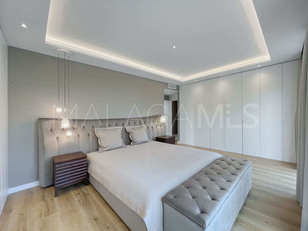 Buy villa with 6 bedrooms in Nueva Andalucia