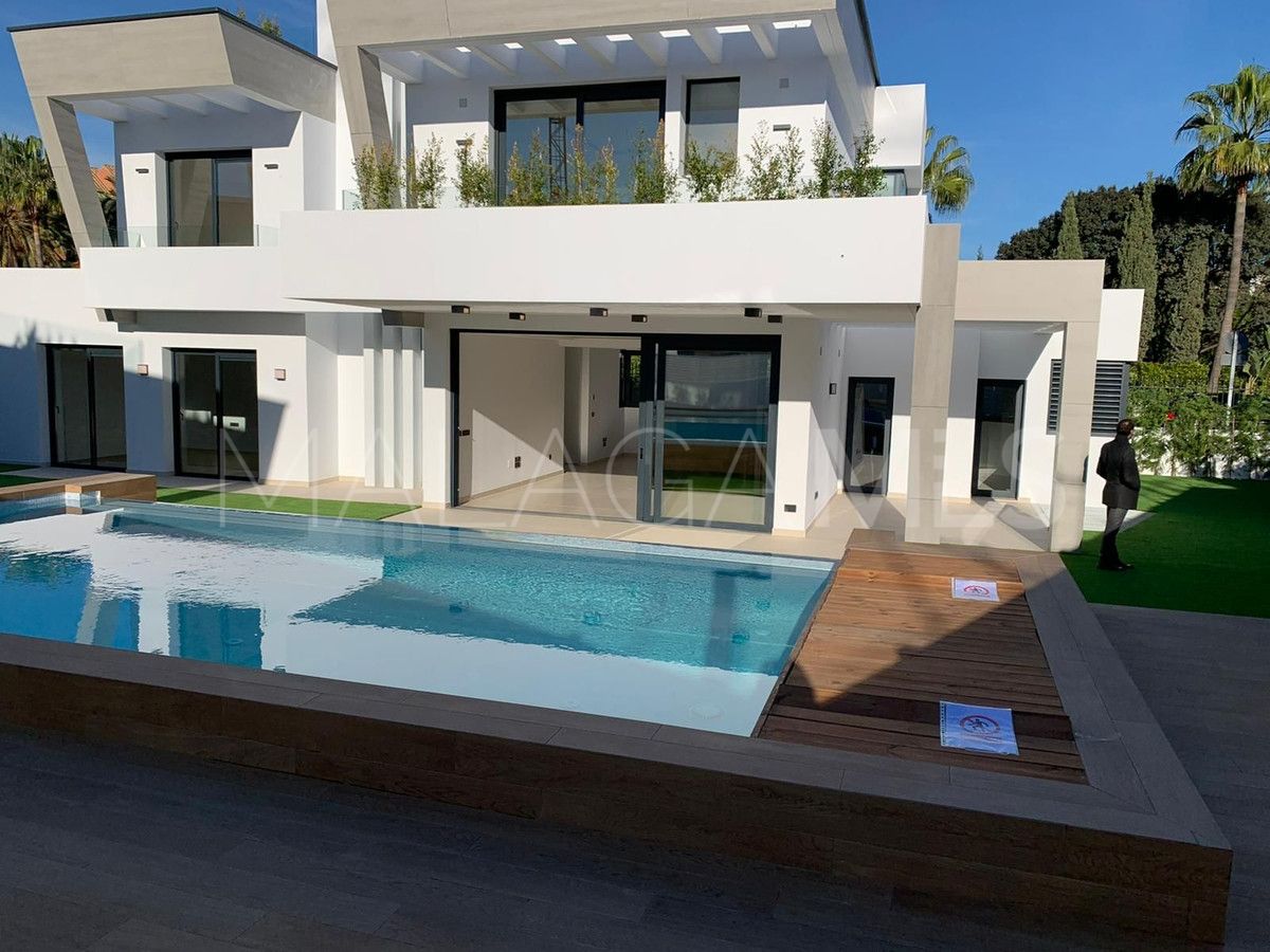 Buy villa with 6 bedrooms in Nueva Andalucia