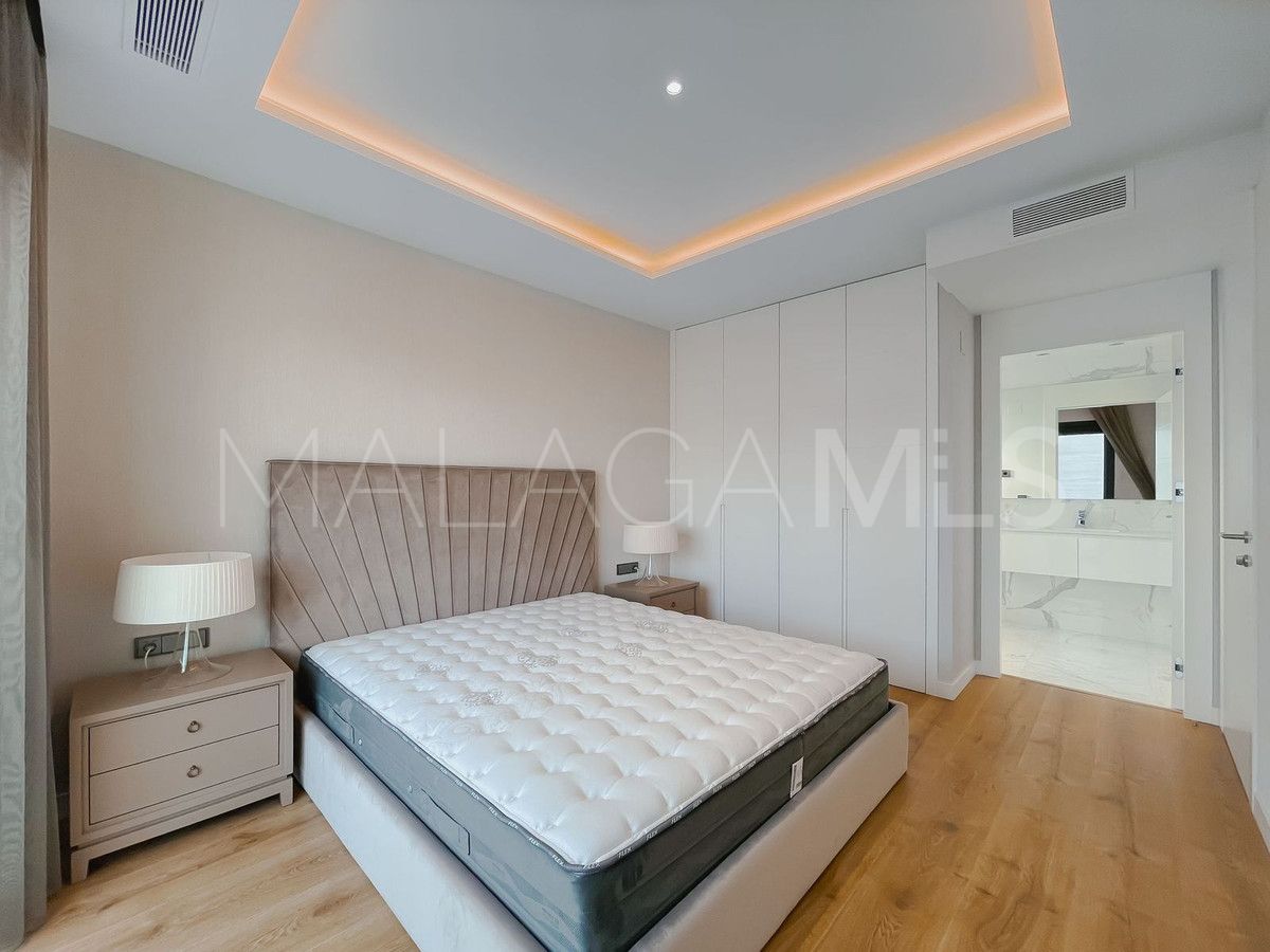Buy villa with 6 bedrooms in Nueva Andalucia
