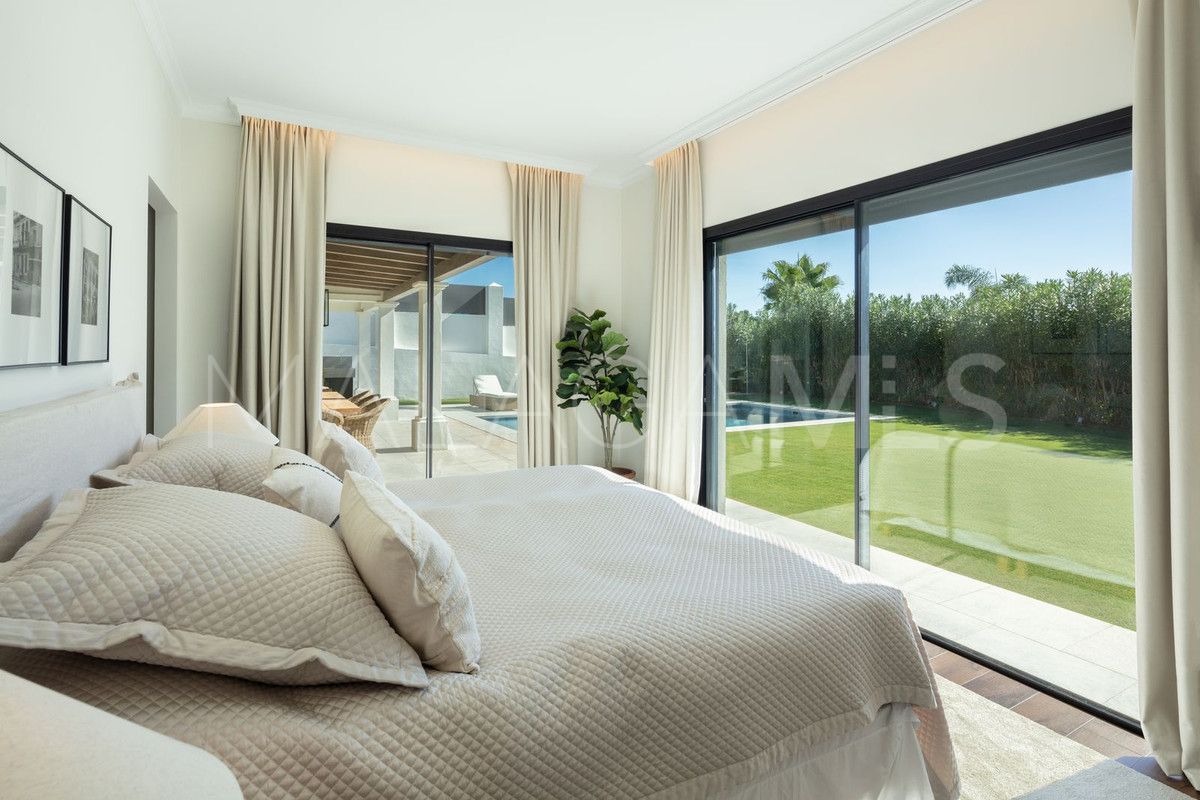 Villa for sale in Nueva Andalucia