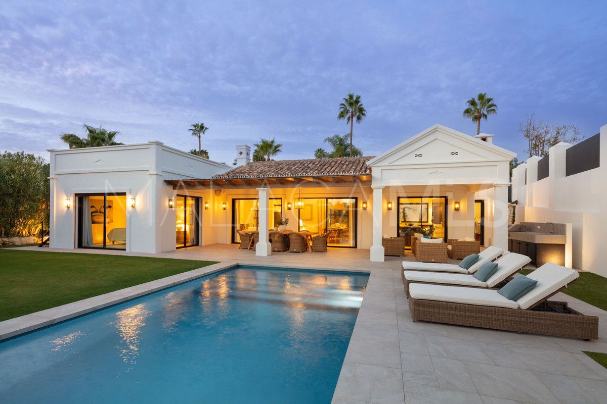 Villa for sale in Nueva Andalucia