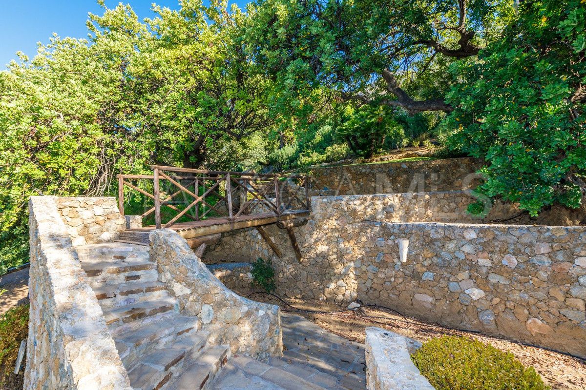 Buy villa in Mijas
