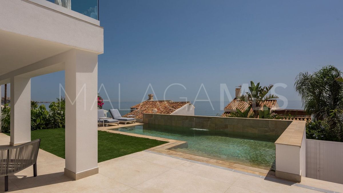 Buy villa in Estepona