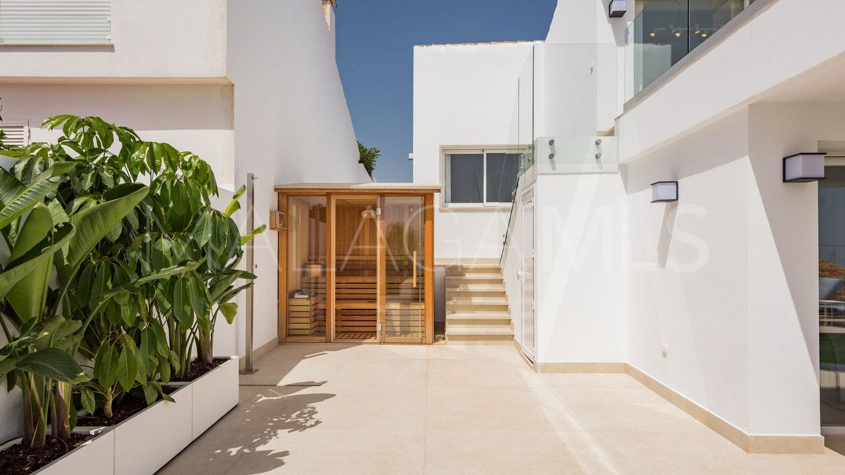 Buy villa in Estepona