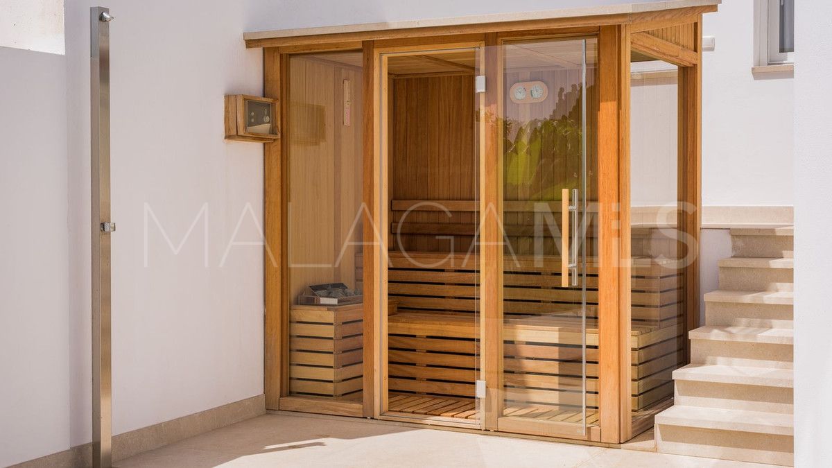 Buy villa in Estepona