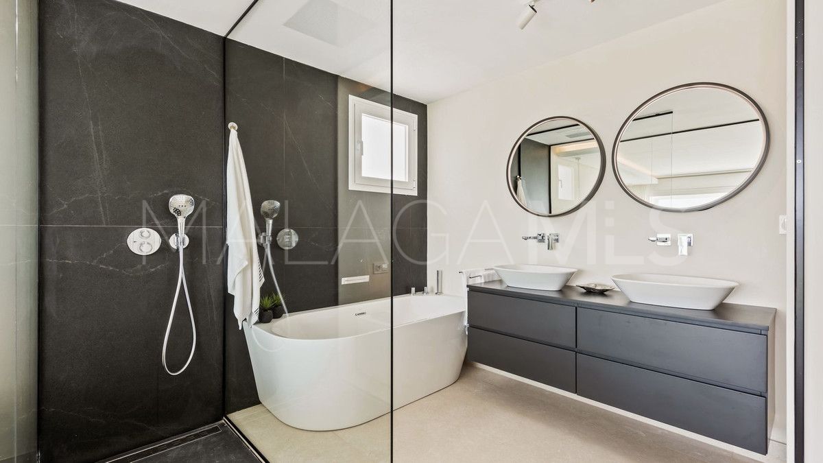 Buy villa in Estepona