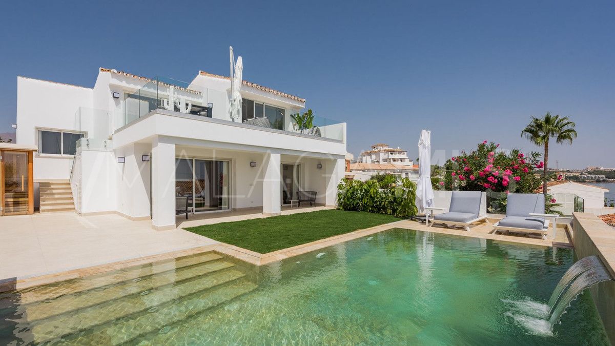 Buy villa in Estepona