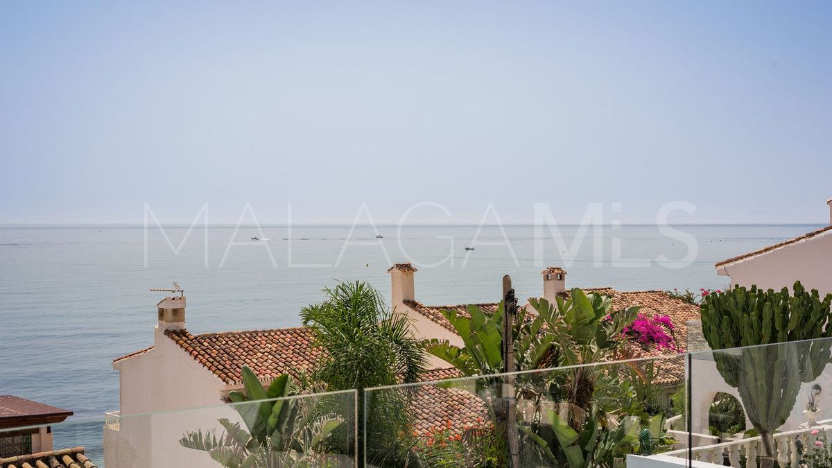 Buy villa in Estepona