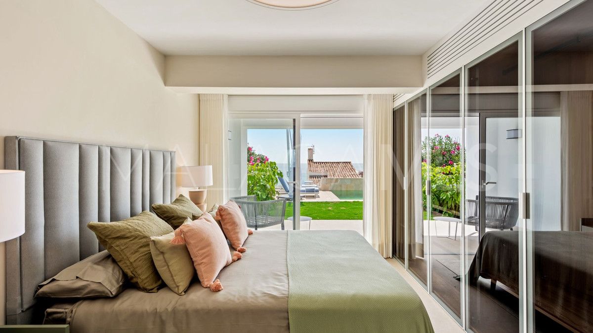 Buy villa in Estepona