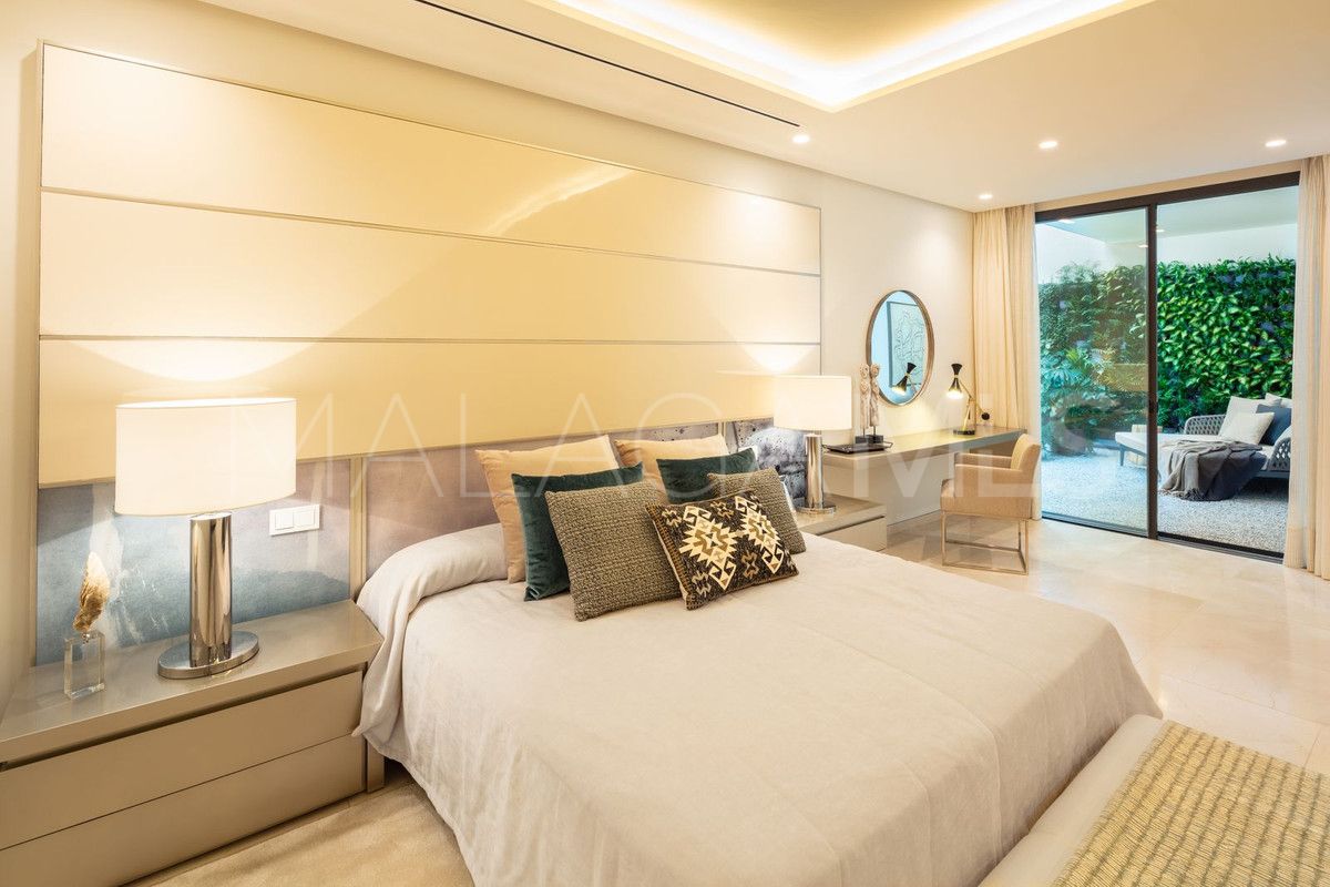 Villa for sale in Nueva Andalucia