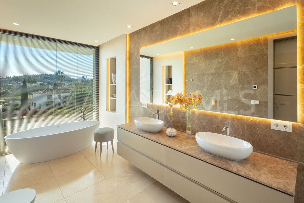 Villa for sale in Nueva Andalucia