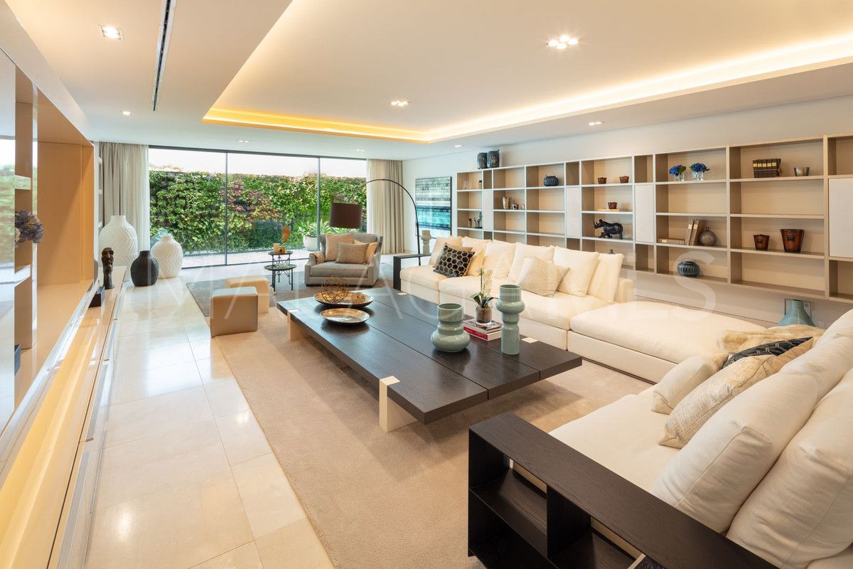 Villa for sale in Nueva Andalucia