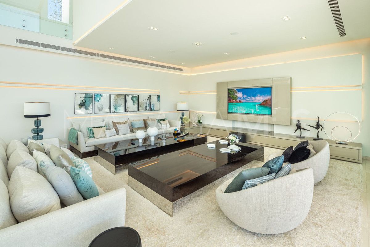 Villa for sale in Nueva Andalucia