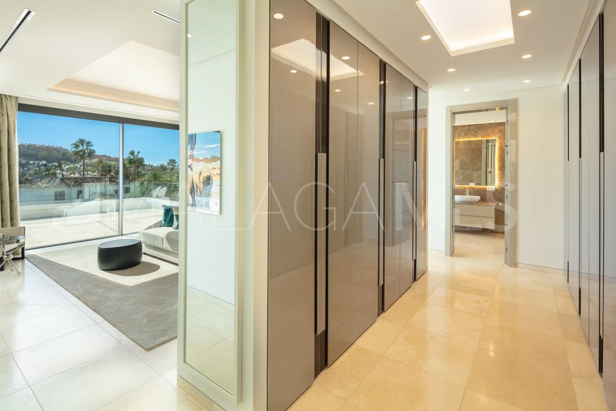 Villa for sale in Nueva Andalucia