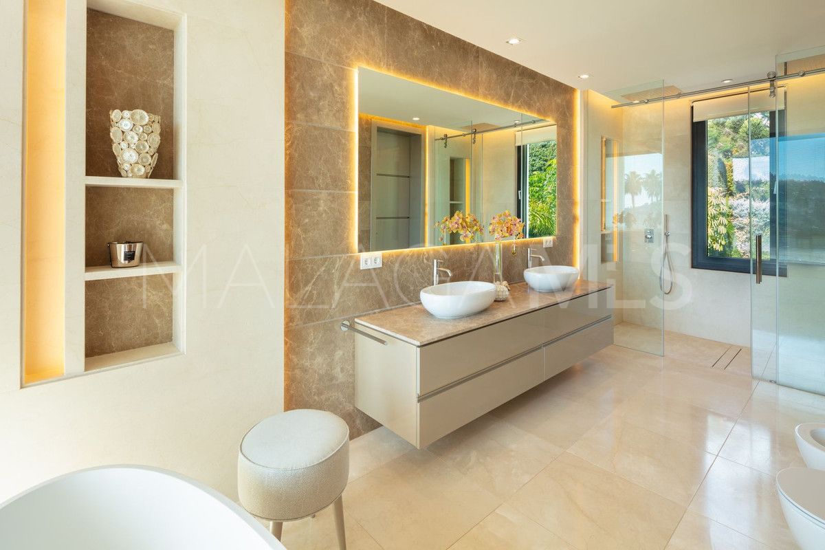 Villa for sale in Nueva Andalucia