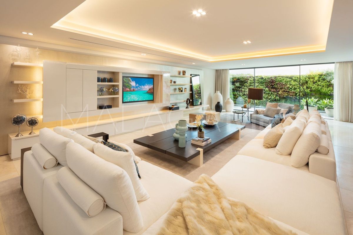 Villa for sale in Nueva Andalucia