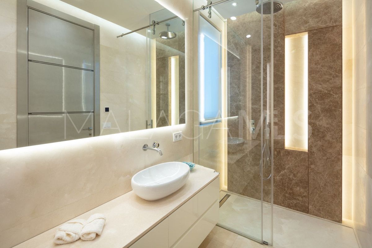 Villa for sale in Nueva Andalucia