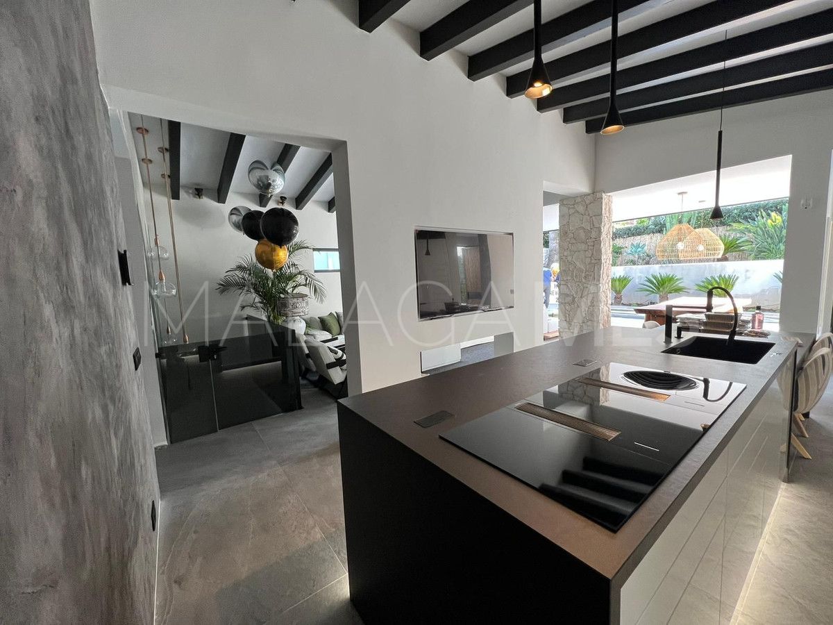 Villa for sale in Nueva Andalucia