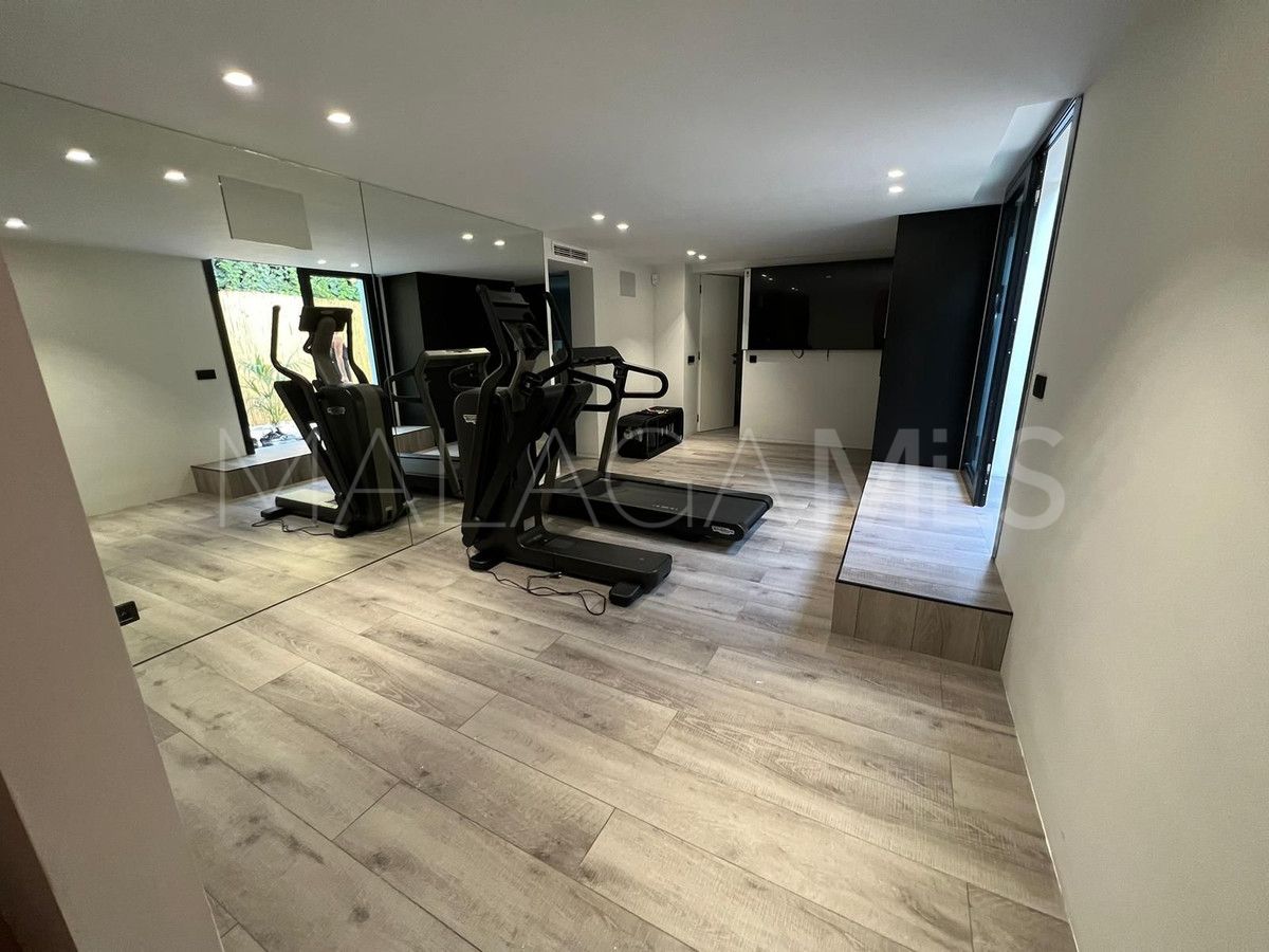 Villa for sale in Nueva Andalucia