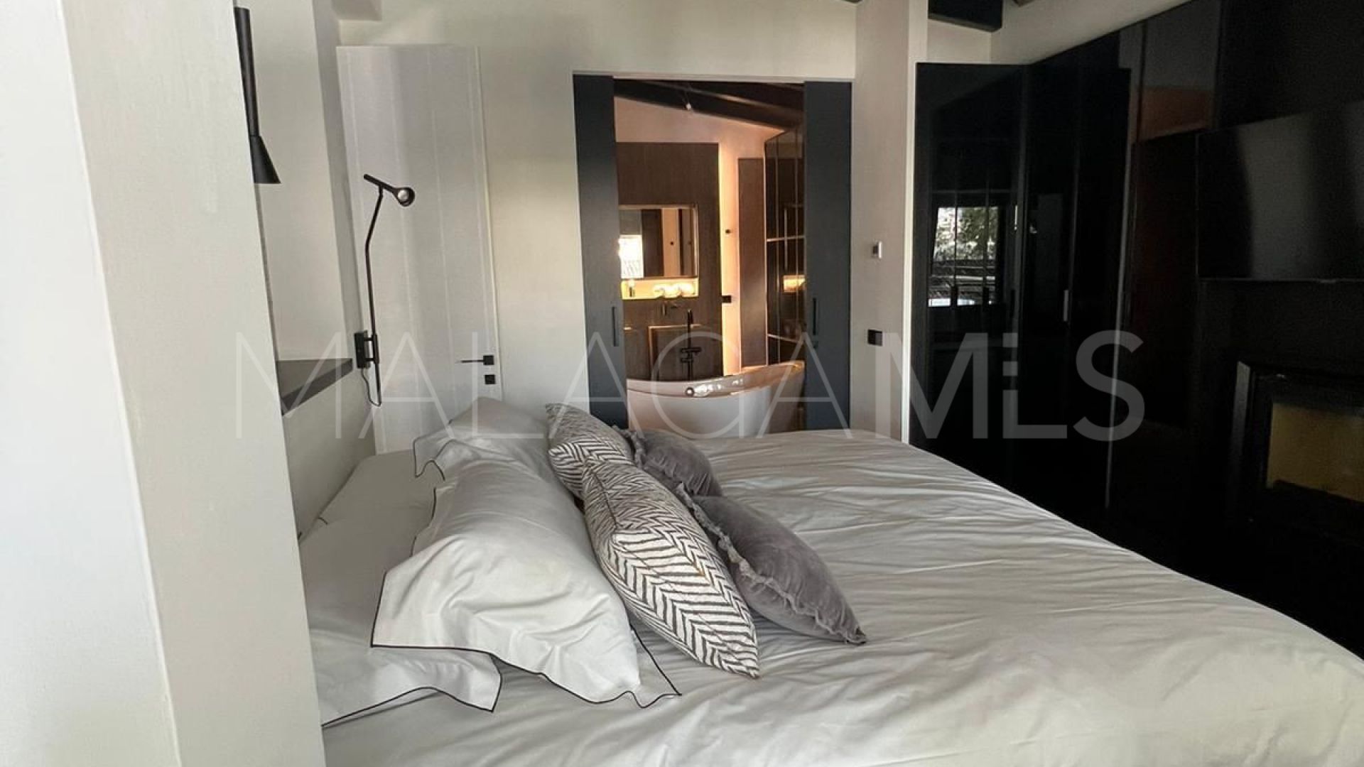 Villa for sale in Nueva Andalucia