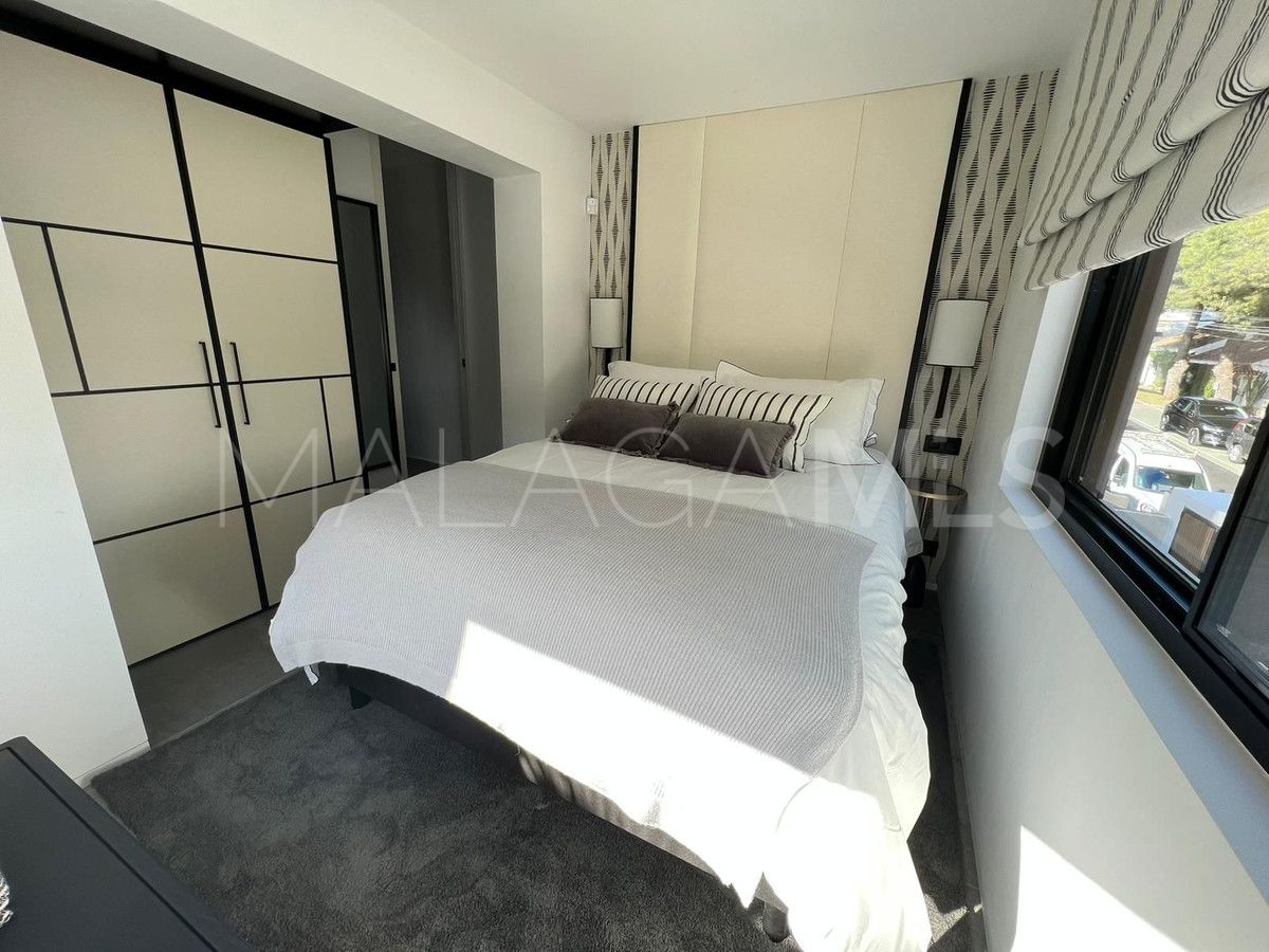 Villa for sale in Nueva Andalucia