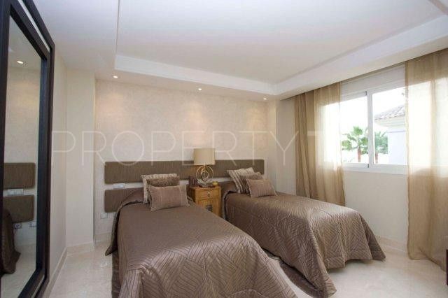 Comprar apartamento de 2 dormitorios en Estepona