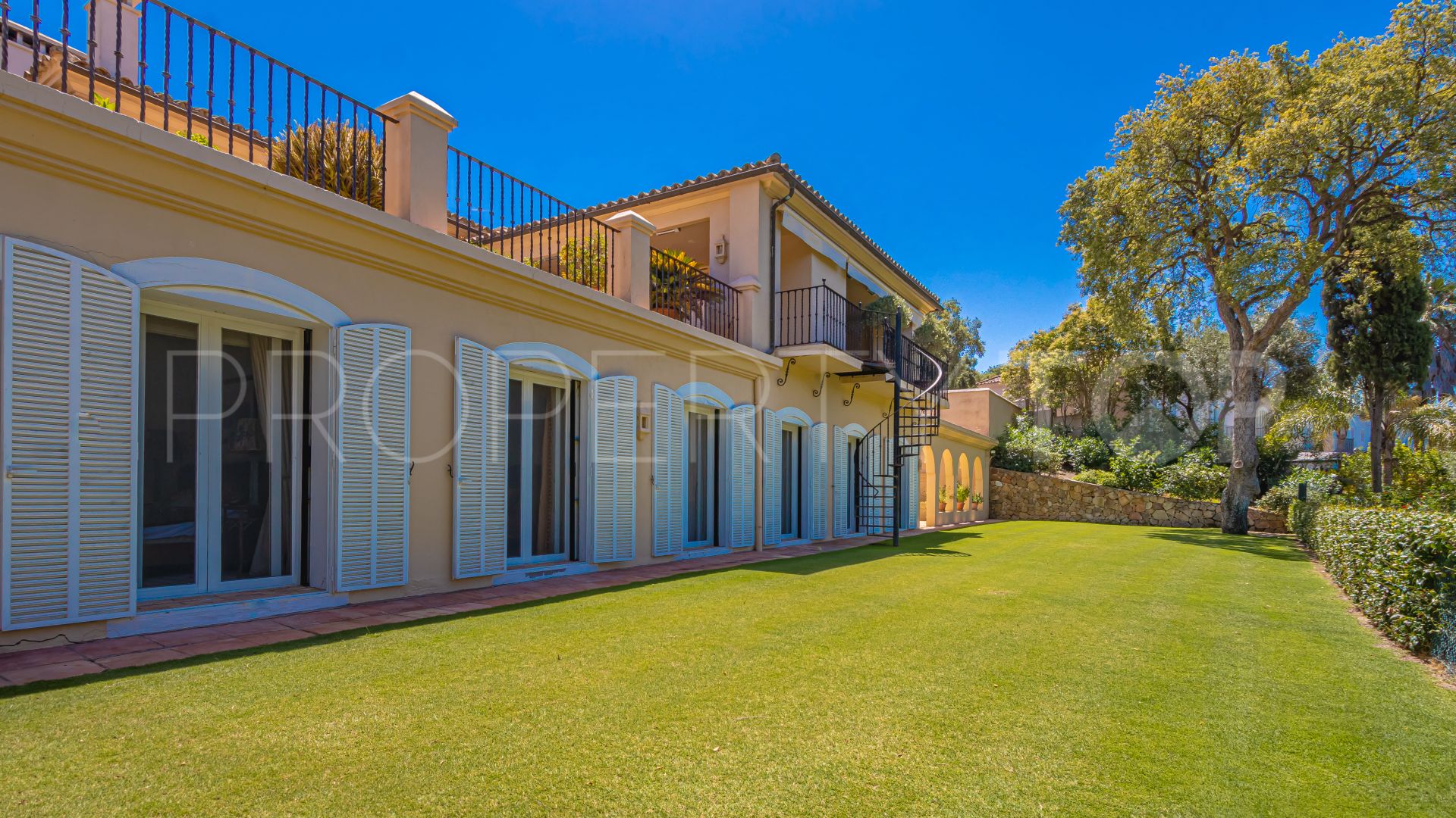 For sale 5 bedrooms town house in Los Patios de Valderrama