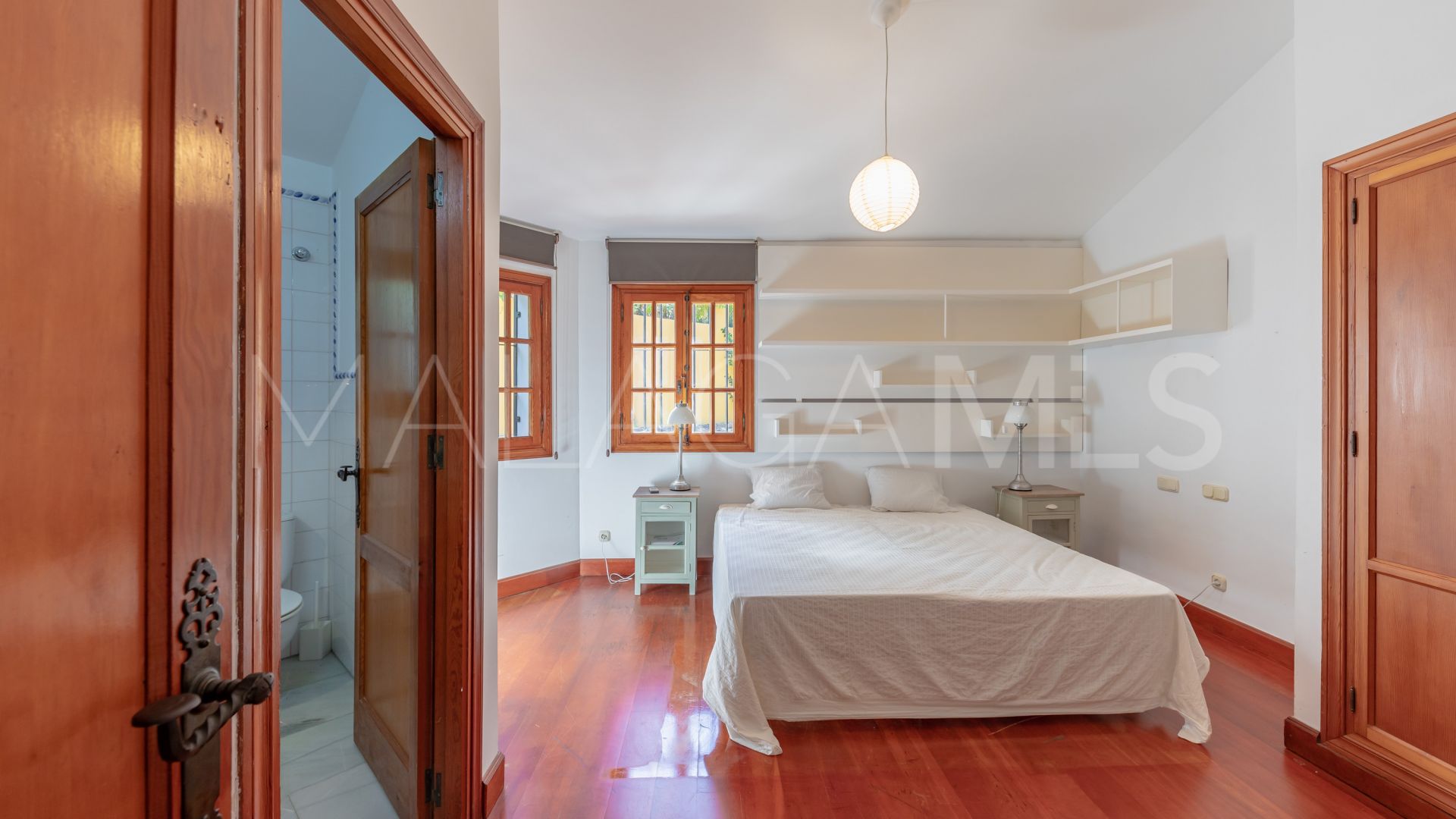 Se vende villa in El Paraiso with 6 bedrooms